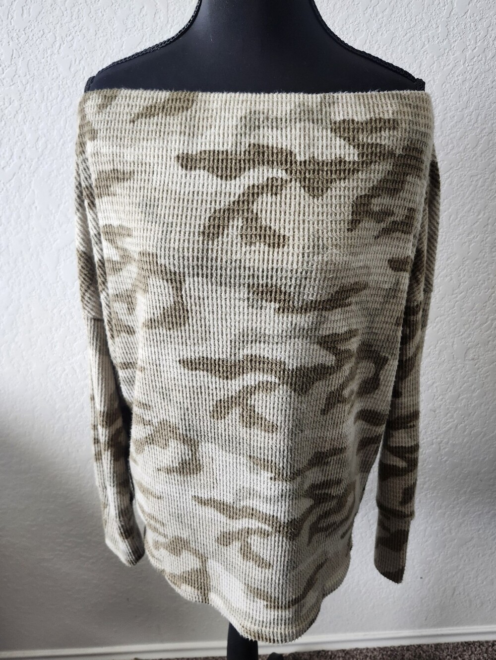 Buckle BKE Size Large Camo Print Off The Shoulder Long Sleeve Top